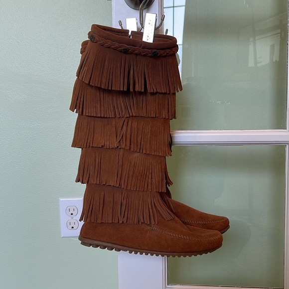 Minnetonka Moccasin boots, 5 layer fringe. Brown. New. Size 9. - Picture 2 of 7